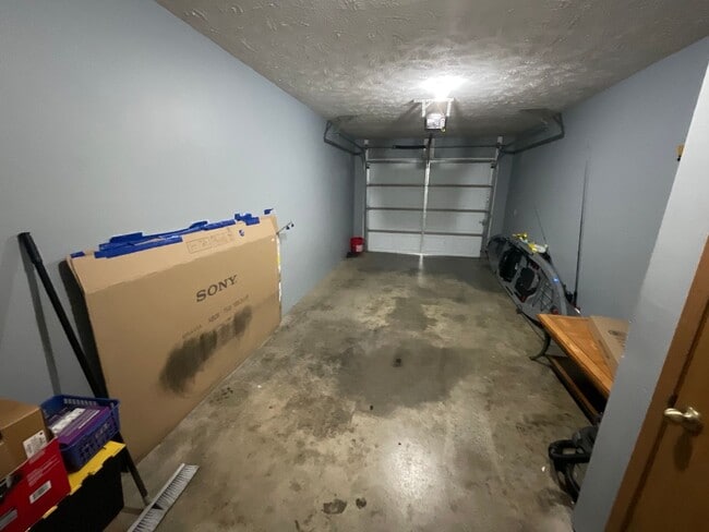 Building Photo - Spacious Duplex