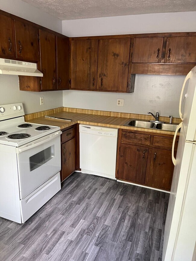 Building Photo - 2 BR 1 BA Eastside Duplex!