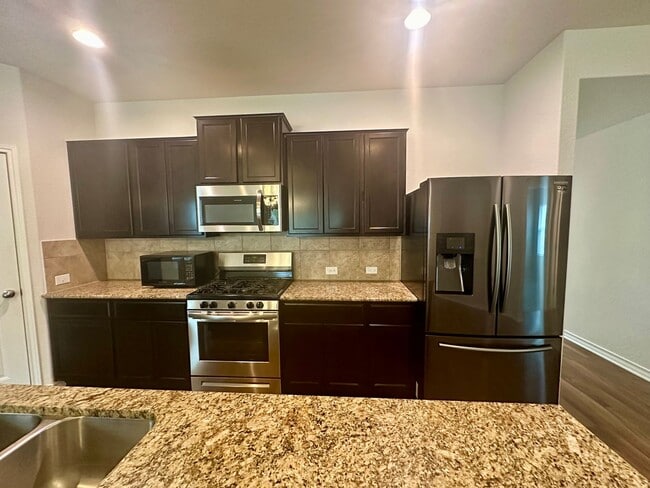 Building Photo - Fantastic Amenities ~ 4/2 Single Story w/ Refrigerator/Washer/Dryer Included ~
