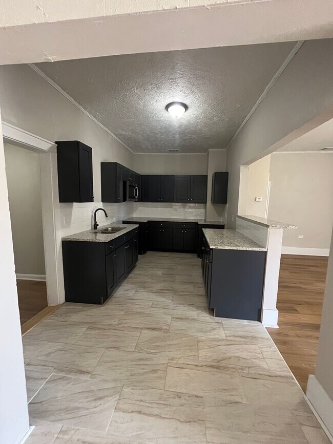 Building Photo - Plenty of Space!!