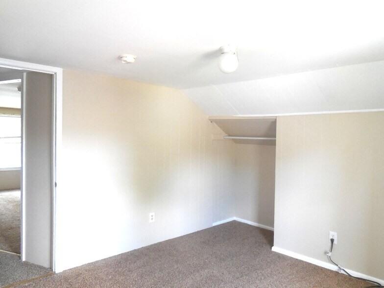 Building Photo - 413 E Schwarz St