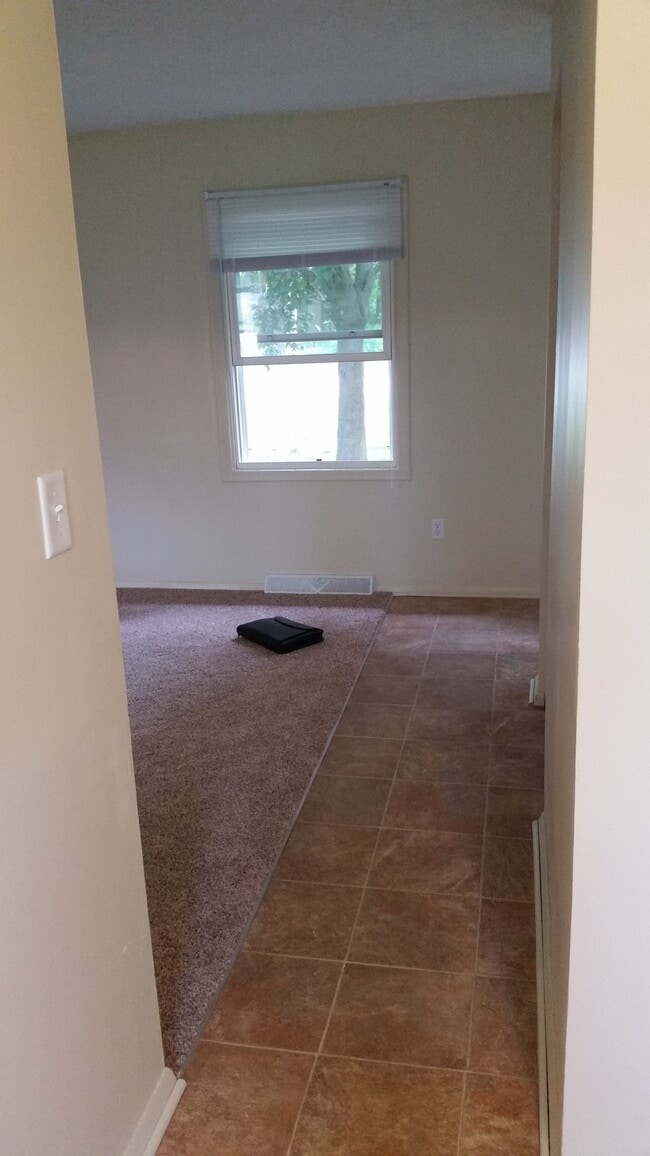 Building Photo - 543 E School St