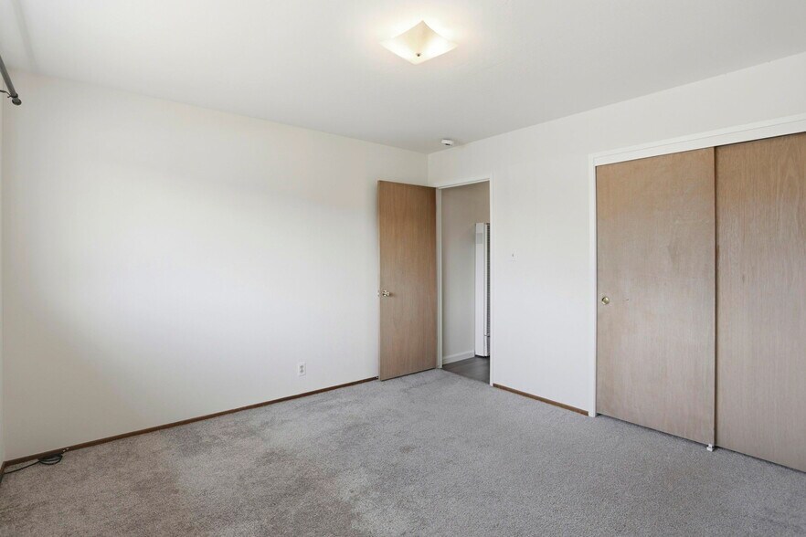 Building Photo - 2105 Royal Dr