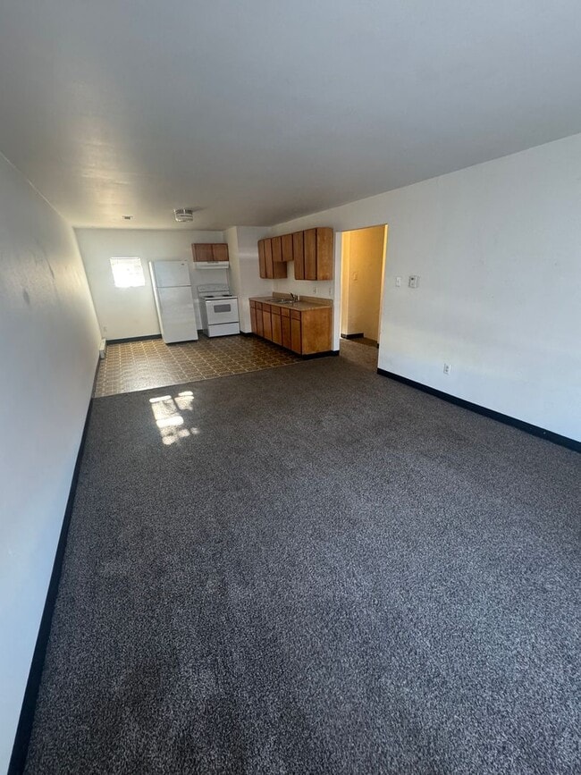 Building Photo - $435 OFF Move In Special!  Second Level Unit  2 Bed/1 Bath  Apt - $875/$875