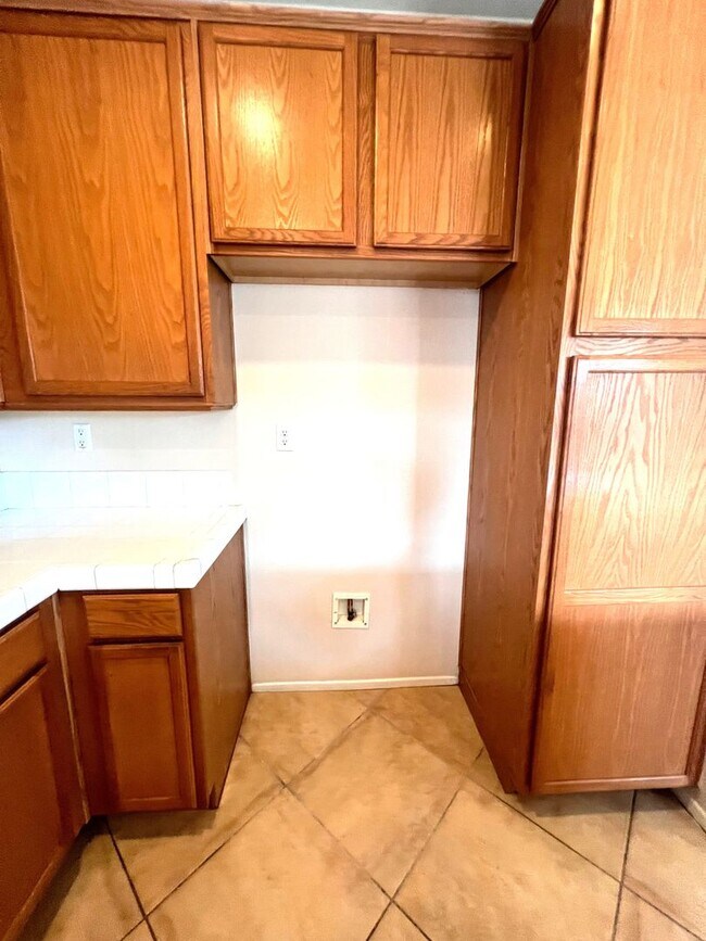 Building Photo - Beautiful 4 Bedroom, 3 Baths Single Family Home In North Fontana for Lease