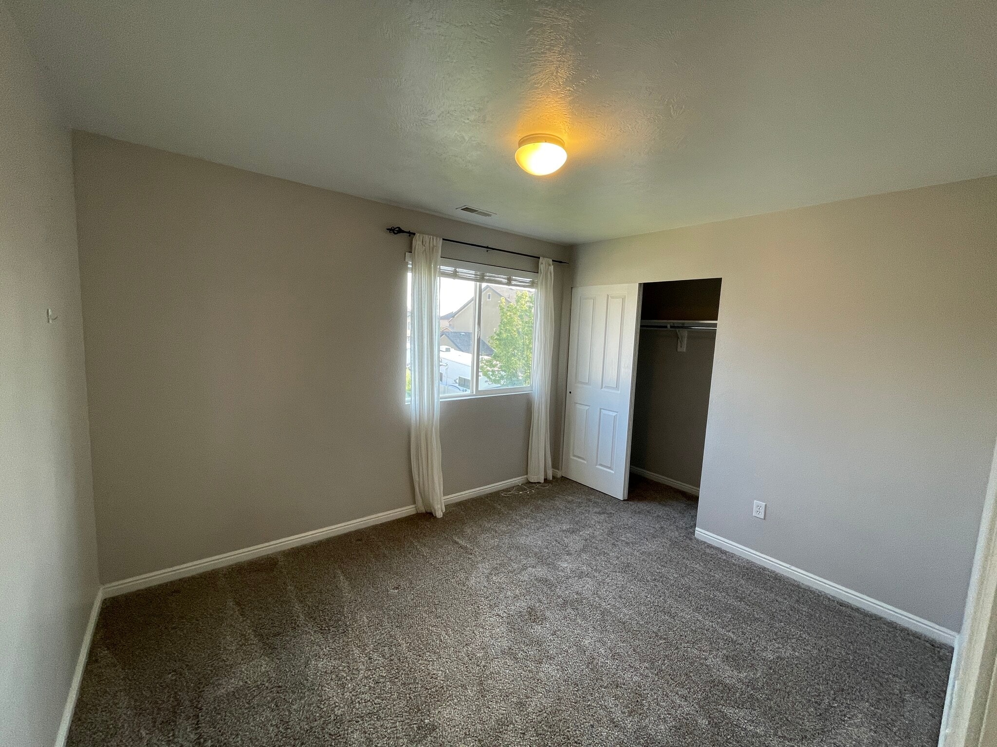 Building Photo - 435 W Regatta Ln