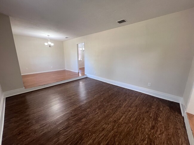 Building Photo - 4 Bedroom 2 Bathroom in Northwest Houston ...