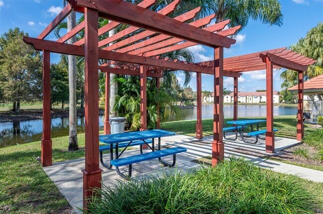 Building Photo - 731 Vista Isles Dr