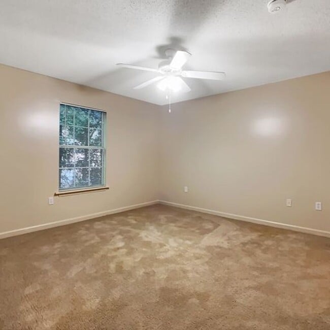 Building Photo - Emory Woods 2 Bed 2 Bath Apartment! Available April 1st!