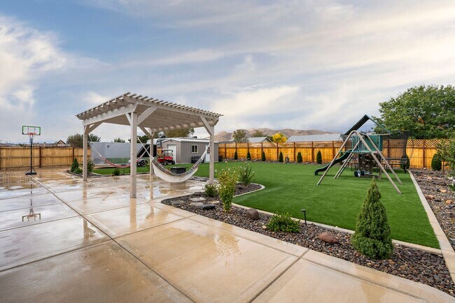 Building Photo - Spanish Springs furnished home for rent