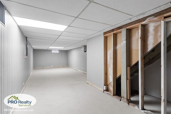 Building Photo - 3 Bedroom House