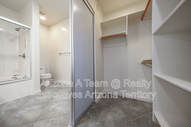Building Photo - 665 E Weckl Pl