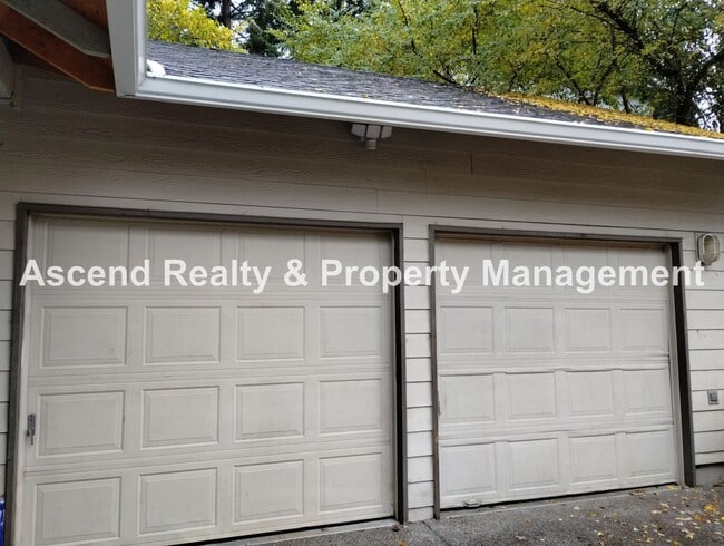 Building Photo - Price Reduced! Beautifully Updated 2 Level...