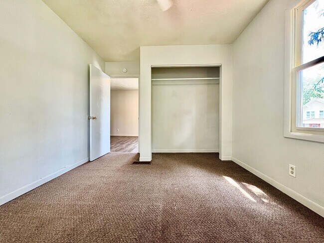 Building Photo - 1335 E Dubail Ave