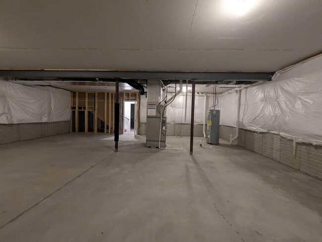 Building Photo - 8210 Daylily Dr