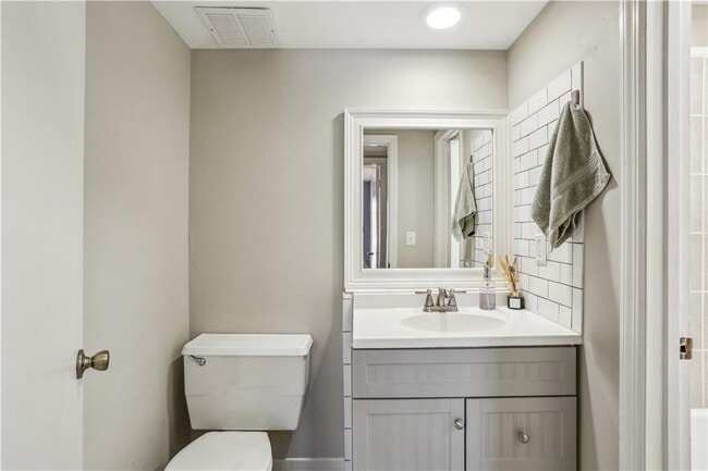 Building Photo - 3091 Colonial Way