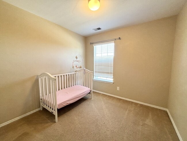 Building Photo - Three Bedroom Townhome Located in Mill Creek