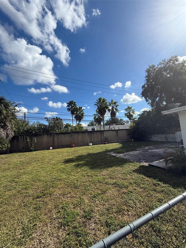 Building Photo - 4021 SW 1st St