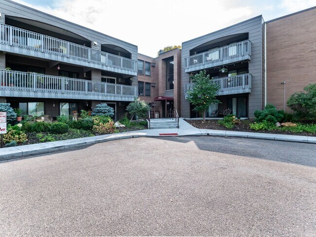 Building Photo - Charming One Bedroom In Roseville