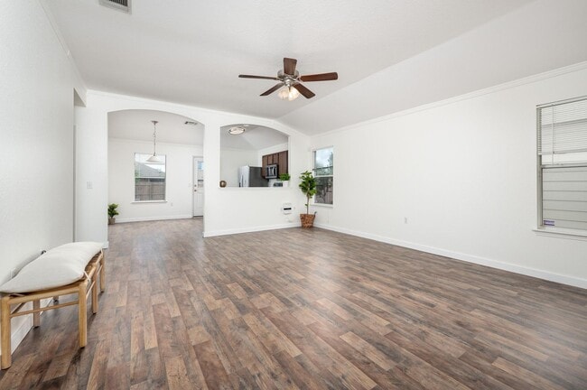 Building Photo - Updated 4BD/2BA Home Close to Airport, Tes...
