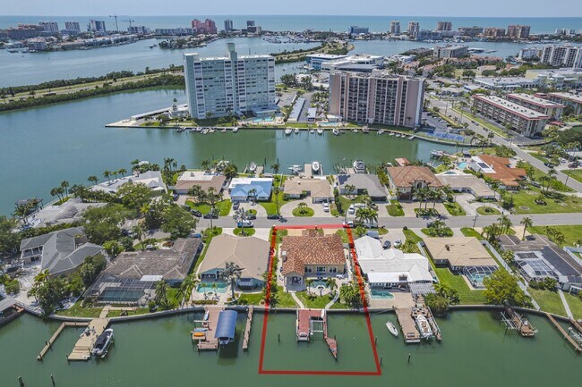 Building Photo - 4/3 Stunning Waterfront home in the heart of Clearwater Beach!