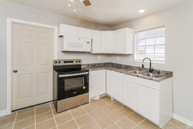 Building Photo - 1819 San Carlos St