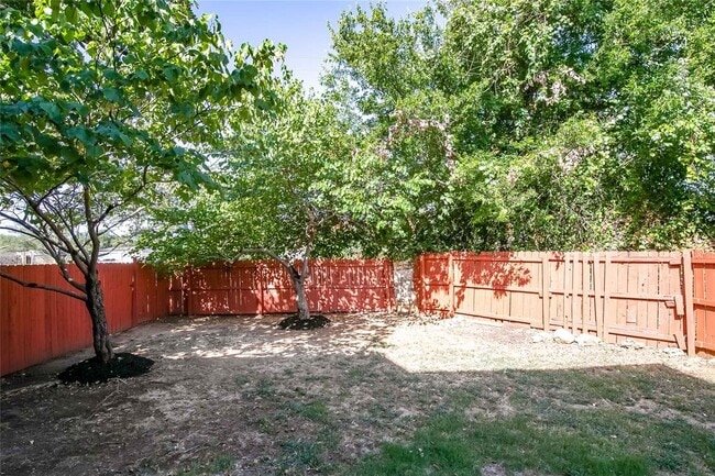 Building Photo - 2410 Great Oaks Dr