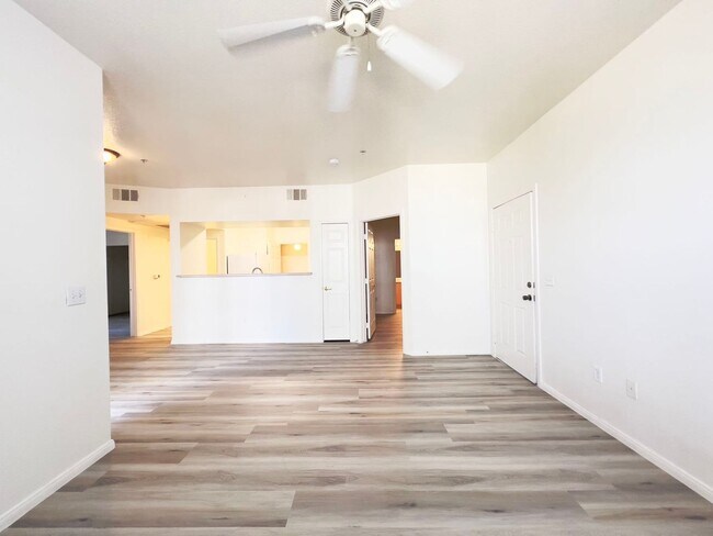 Building Photo - Sweet condo on the first leve