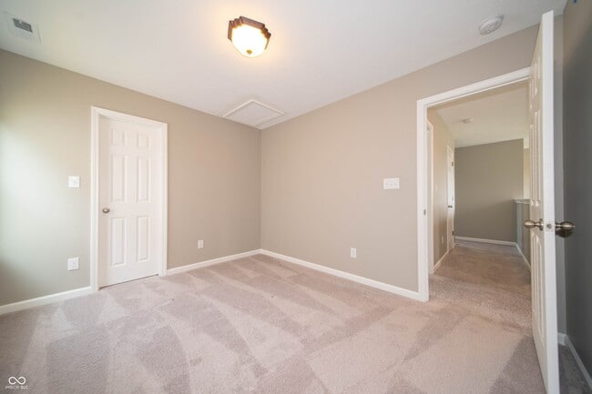 Building Photo - 7062 English Oak Dr