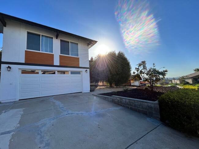 Building Photo - 3 bedroom 3 bathroom home in Lemon Grove! ...