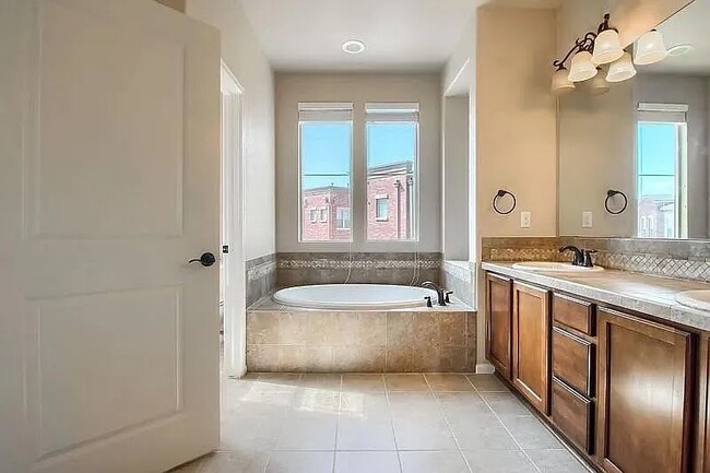Building Photo - Beautiful 3 bedroom townhouse