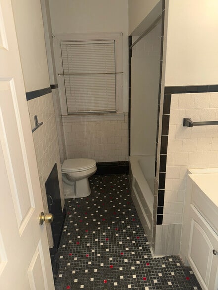 Building Photo - 654 Alden St