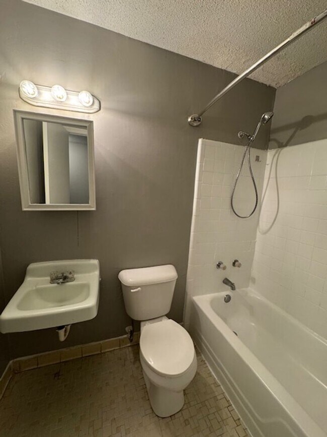 Building Photo - CREEKWOOD