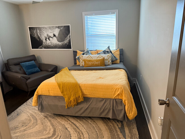 Building Photo - Room in House on Edgewater Dr SW