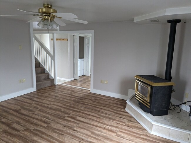 Building Photo - 3 Bed 2 Bath House Near Downtown Belgrade - Dogs Negotiable!