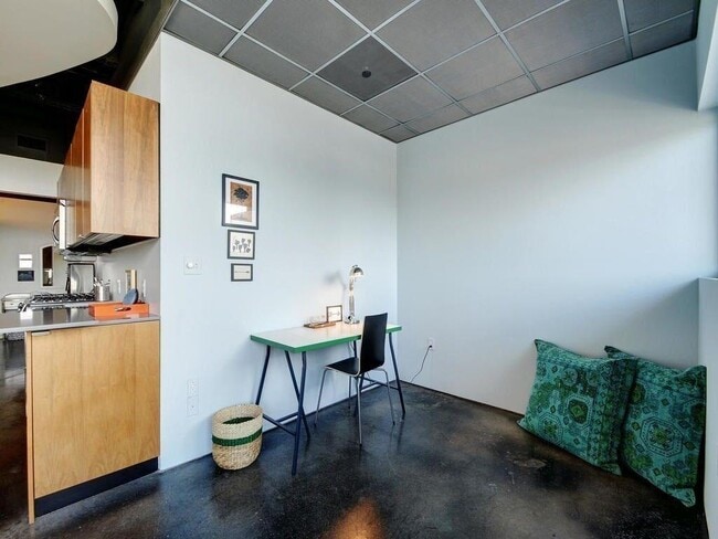 Building Photo - 601 Brushy St