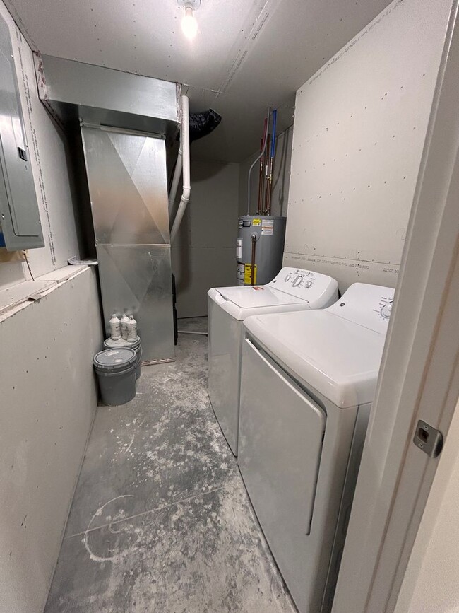 Building Photo - 3 Bed 3 Bath TownHome