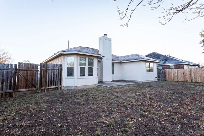 Building Photo - Comfortable 3BR/2BA Home with Vinyl Floori...