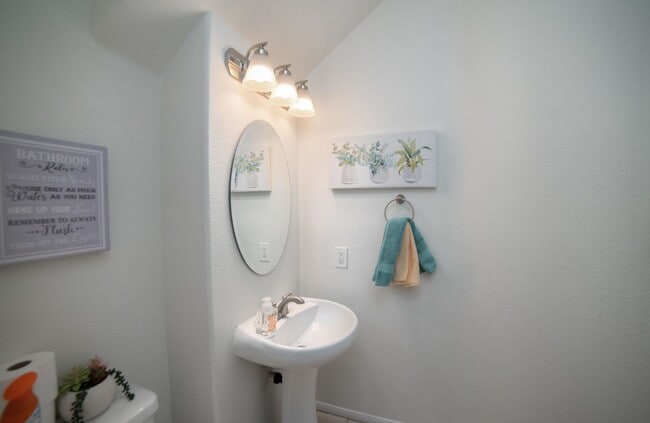 Building Photo - Beautiful home with POOL and spa located n...