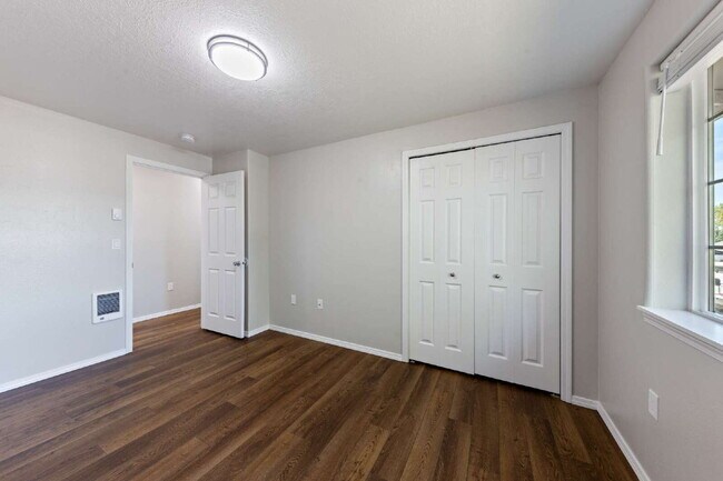 Building Photo - Fresh & Updated 2 bedroom W/S included!