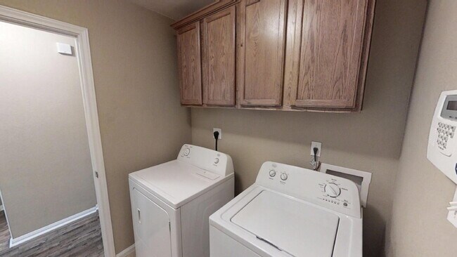 Building Photo - "Charming 3-Bedroom Home with 2 Baths on K...