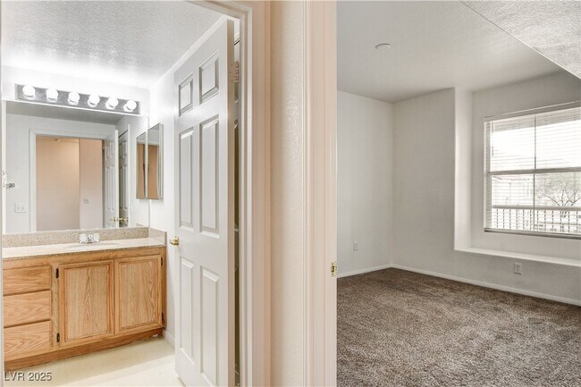 Building Photo - 10550 W Alexander Rd