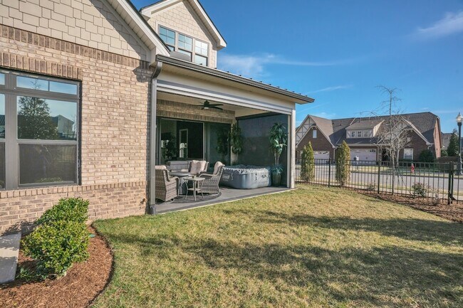 Building Photo - 1024 Club View Dr