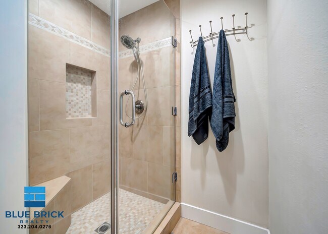 Building Photo - 5843 Vanalden Ave