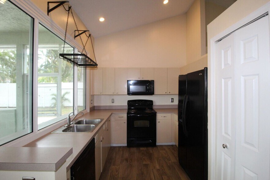 Building Photo - 2073 SW Capeador St