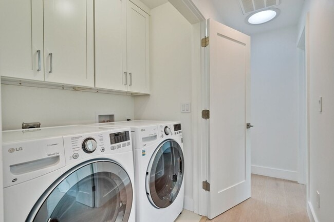 Building Photo - Gorgeous 4 Bed 3 Bath House on a Corner Lot!