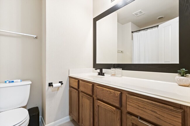 Building Photo - Charming Home Awaits: Spacious & Modern Living in a Prime Location