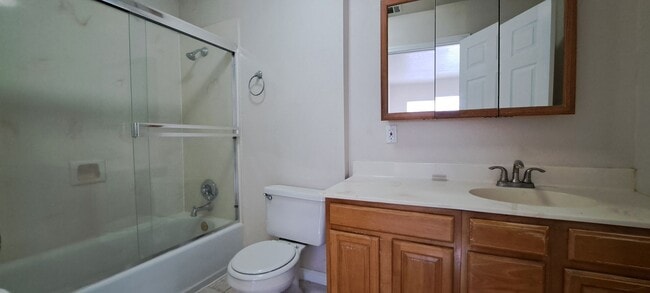 Building Photo - Wow this Charmer has 4 Bedrooms with 2 Primary Bedrooms w/Full Bathrooms