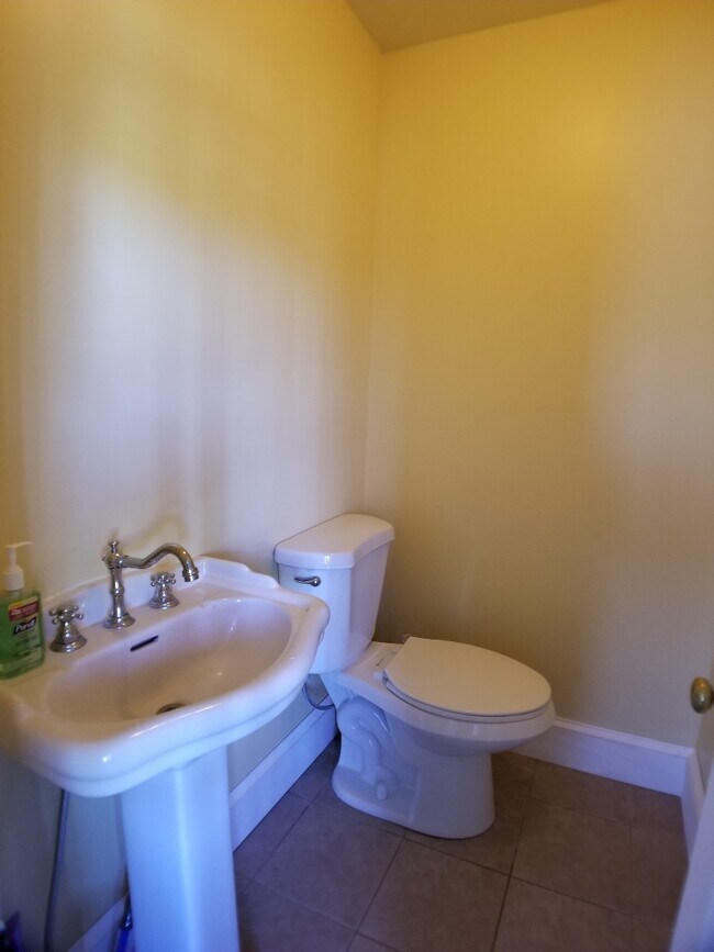 Building Photo - 27 Yasgur Rd