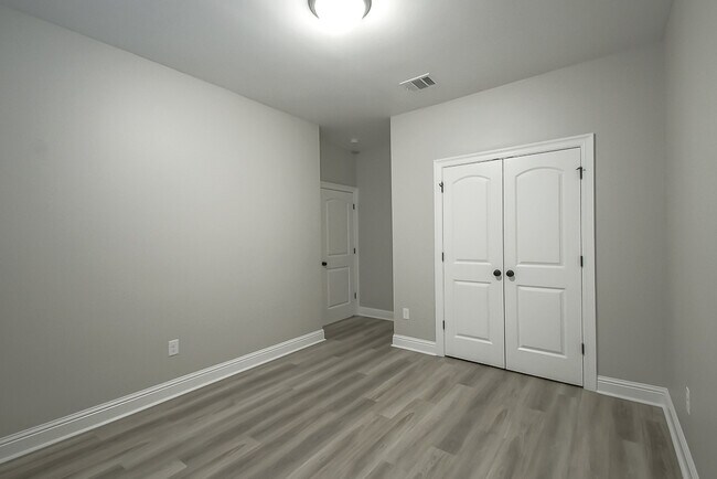 Building Photo - 7126 Kenilworth Crossing Ave